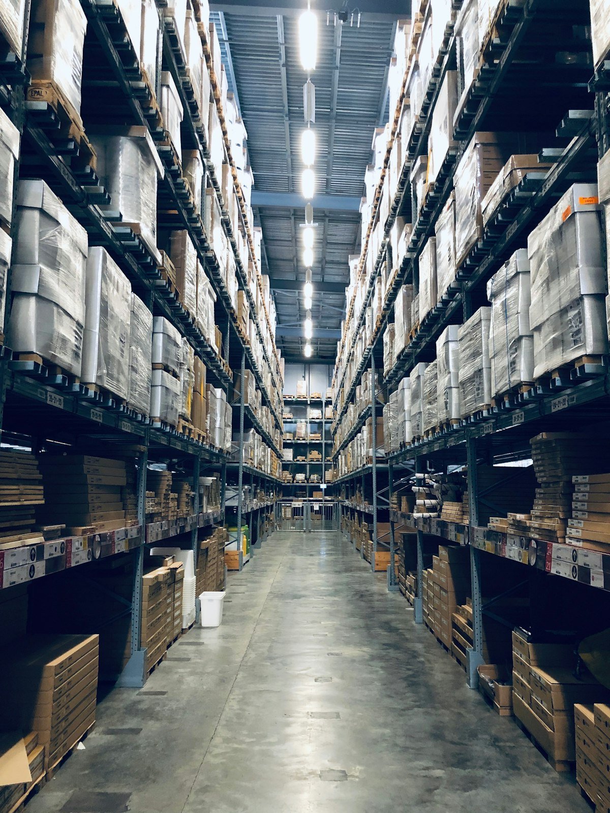 Allée d’un grand entrepôt de distribution
