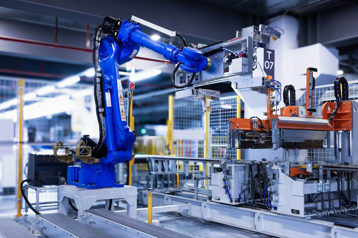 Bras robotisé sur une ligne de production industrielle