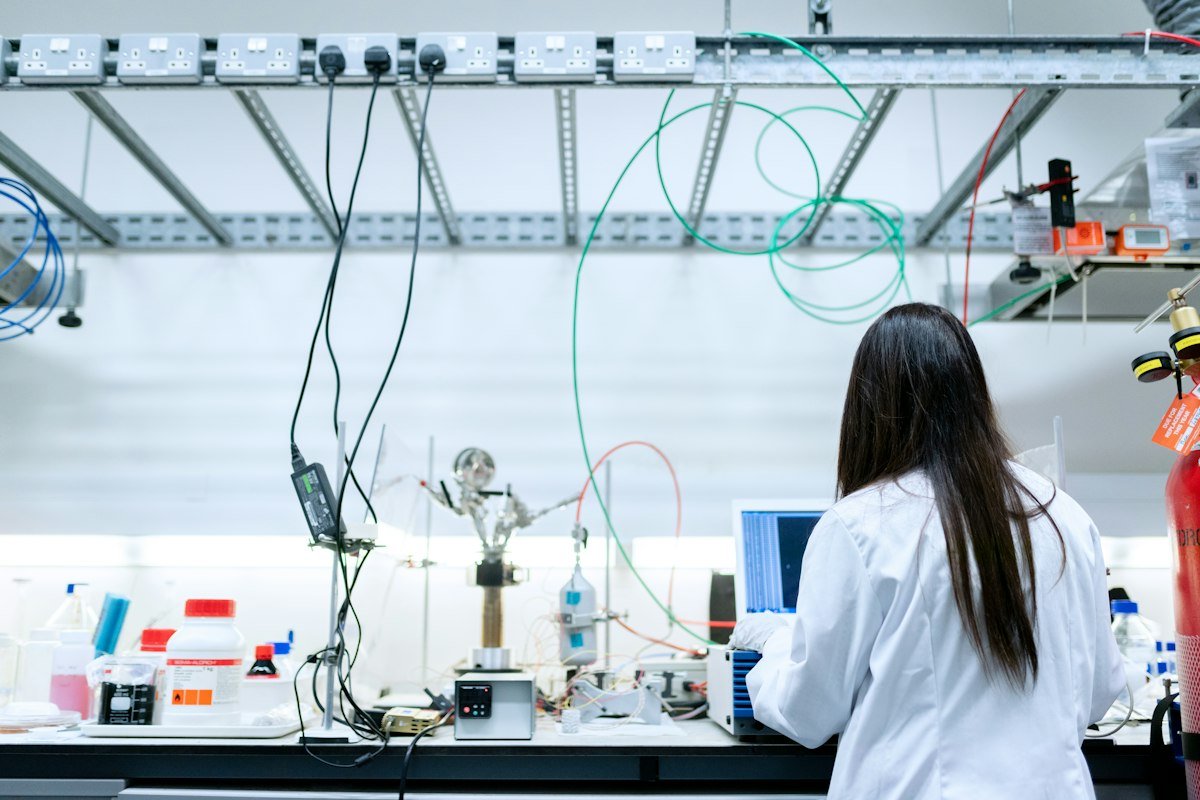 Scientifique travaillant sur ordinateur dans un laboratoire