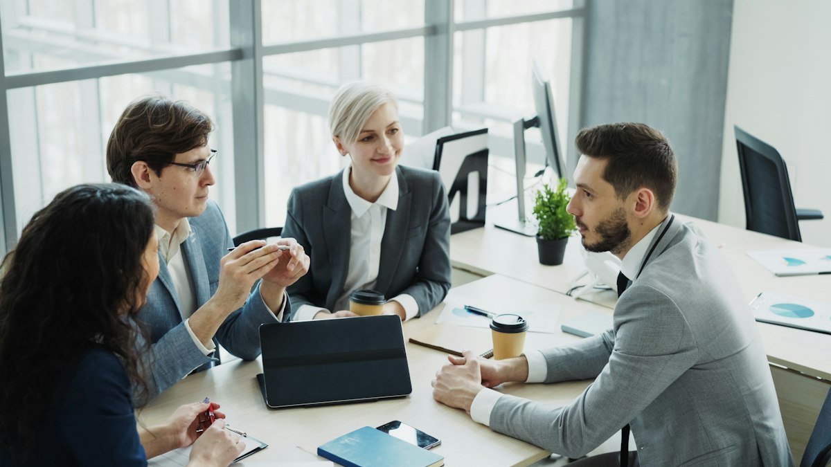 Réunion de travail dans une société de services