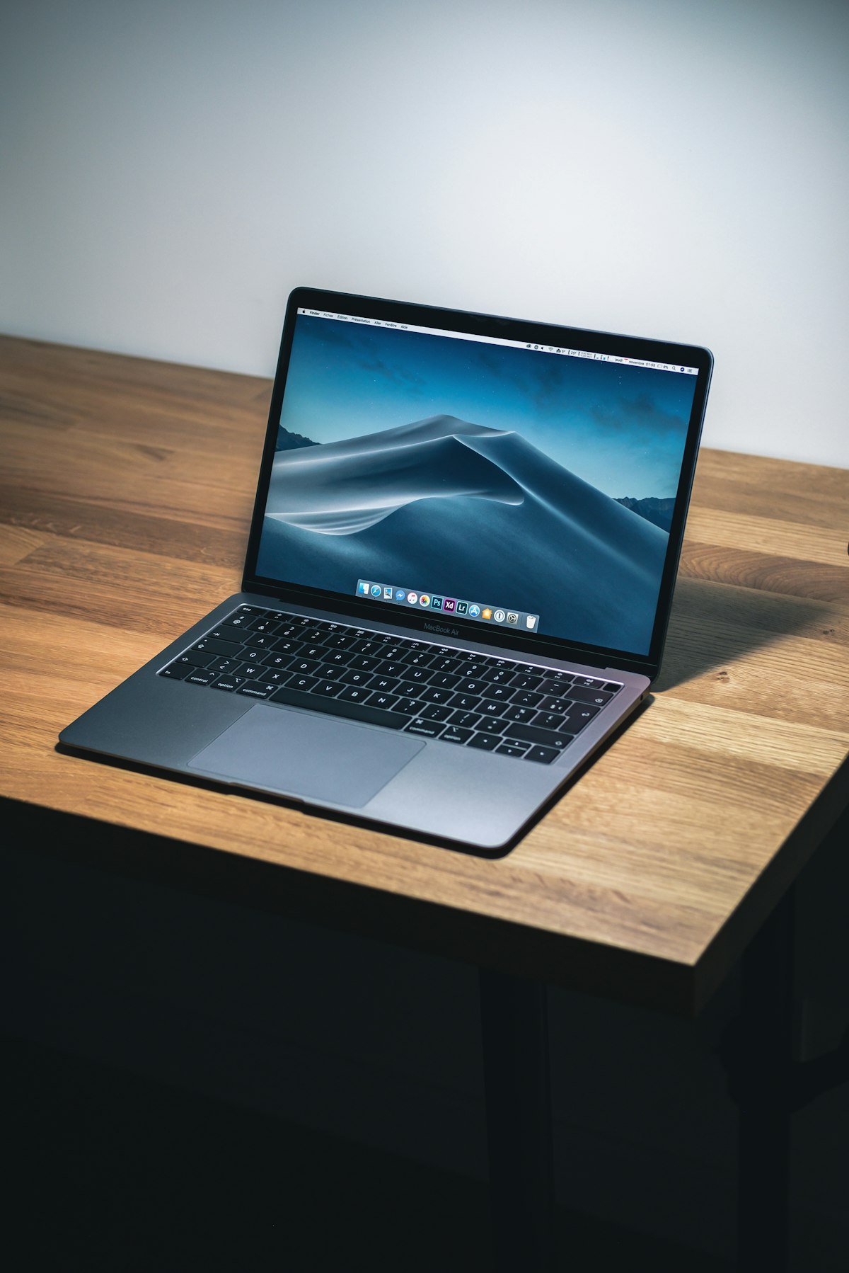 Ordinateur portable ouvert sur un bureau en bois