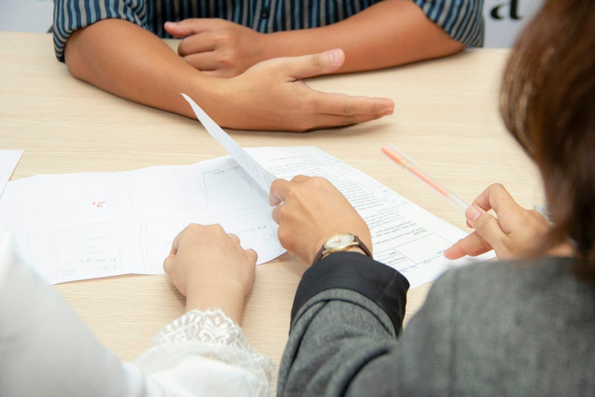 Revue de documents de projet ERP autour d’une table de réunion