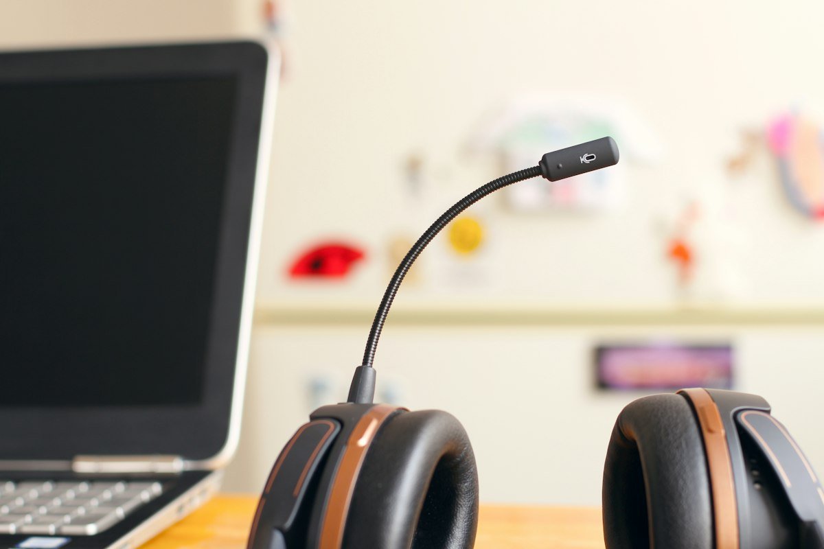 Casque audio posé près d’un ordinateur portable